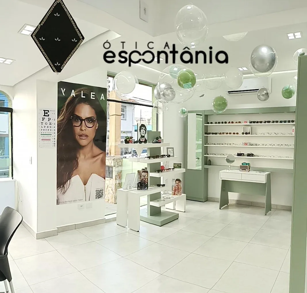 Interior da Ótica Espontânia, com prateleiras de armações em destaque