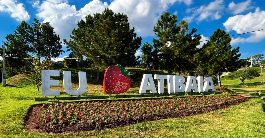 Marco 'Eu amo Atibaia' na região central da cidade