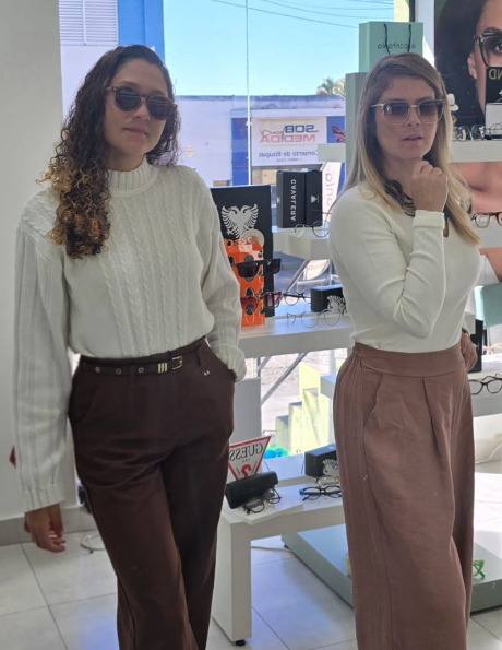 Tânia Mara Santos com a equipe da Ótica Espontânia