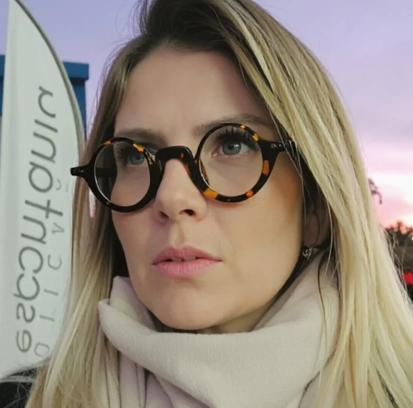 Retrato de Tânia Mara Santos, proprietária da Ótica Espontânia